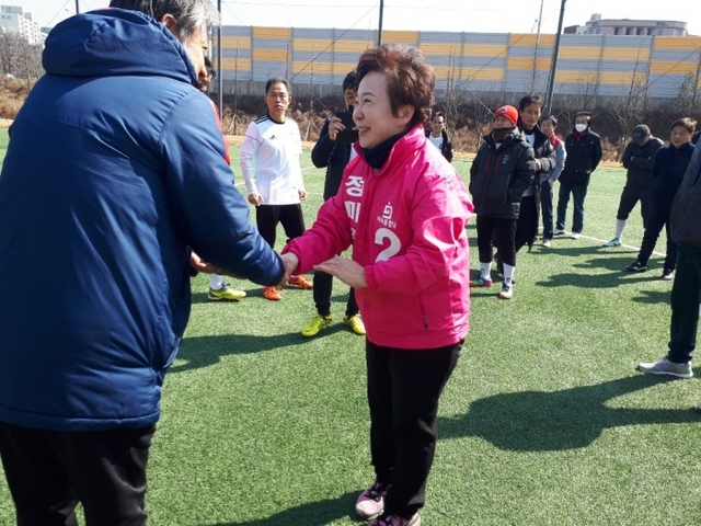 3선을 노리는 미래통합당 정미경 최고위원이 서수원칠보체육관 축구장에서 열린 축구동호회 안전기원제에서 인사하고 있다.