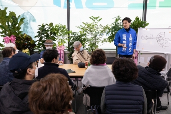 더불어민주당 한준호 고양을 국회의원 예비후보가 지난 21일 행신동선거사무실에서 ‘행신중앙로역 신설을 위한 간담회’를 열고 지역 주민들과 이야기를 나누는 모습.사진=한준호 선대위