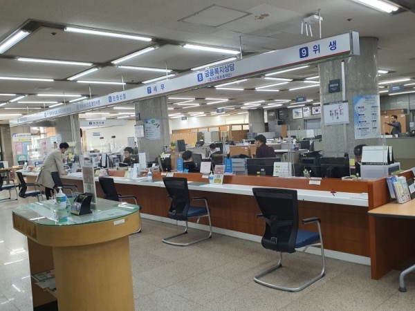 사진설명/ 구리시, 시청 내 투명 가림막 설치로 ‘사회적 거리두기’ 실천
