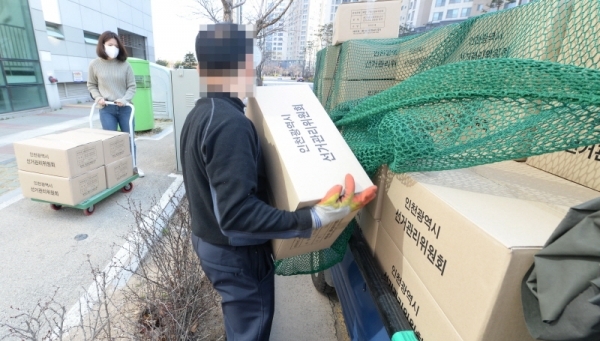 23일 인천시선관위 관계자들이 제21대 국회의원 선거 홍보 발송물을 연수구의 한 행정복지센터로  옮기고 있다. 장용준기자