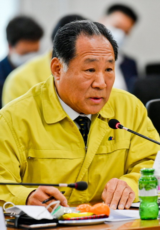 23일 오후 판교 경기창조경제혁식센터에서 열린 코로나19사태 관련 경인지역 중기현장간담회에서  추연옥 경기중소기업회장이 발언하고 있다. 이번 간담회는 코로나19로 피해가 심각한 중소기업, 소상공인들의 현장사정을 청취하고 애로사항을 대정부 건의를 통한 해결방안을 찾기위해 열렸다. 윤원규기자