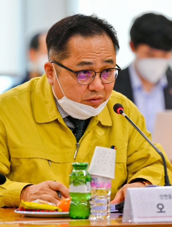 23일 오후 판교 경기창조경제혁식센터에서 열린 코로나19사태 관련 경인지역 중기현장간담회에서 오중석 인천중소기업회장이 발언하고 있다. 이번 간담회는 코로나19로 피해가 심각한 중소기업, 소상공인들의 현장사정을 청취하고 애로사항을 대정부 건의를 통한 해결방안을 찾기위해 열렸다. 윤원규기자