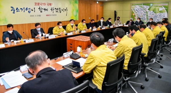 23일 오후 판교 경기창조경제혁식센터에서 열린 코로나19사태 관련 경인지역 중기현장간담회에서 김기문 중소기업중앙회장이 발언하고 있다. 이번 간담회는 코로나19로 피해가 심각한 중소기업, 소상공인들의 현장사정을 청취하고 애로사항을 대정부 건의를 통한 해결방안을 찾기위해 열렸다. 윤원규기자
