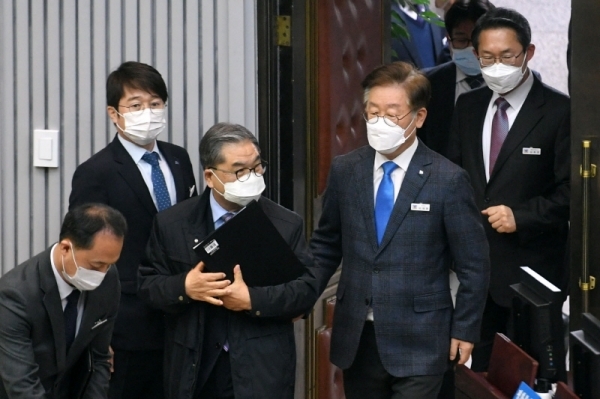 경기도의회 제342회 임시회 제1차 본회의가 열린 23일 이재명 경기도지사와 이재정 경기도교육감이 함께 본회의장에 입장하고 있다.전형민기자