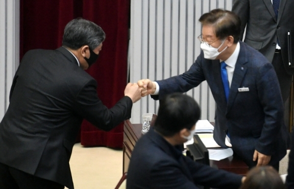 경기도의회 제342회 임시회 재1차 본회의가 열린 23일 이재명 경기도지사와 송한준 경기도의회 의장이 악수대신 주먹 인사를 나누고 있다.전형민기자