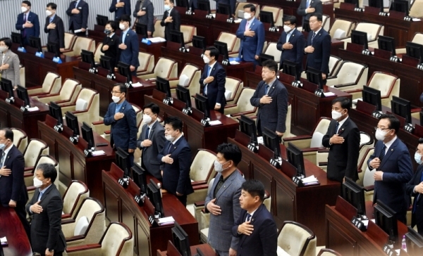 경기도의회 제342회 임시회 재1차 본회의가 열린 23일 이재명 경기도지사와 송한준 경기도의회 의장이 악수대신 주먹 인사를 나누고 있다.전형민기자