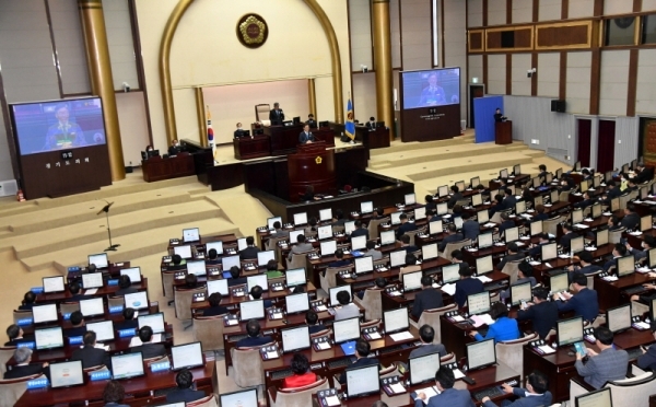경기도의회 제342회 임시회 제1차 본회의가 열린 23일 이재명 경기도지사가 ‘2020년도 제1회 추가경정예산안’에 대한 제안설명을 하고 있다.전형민기자