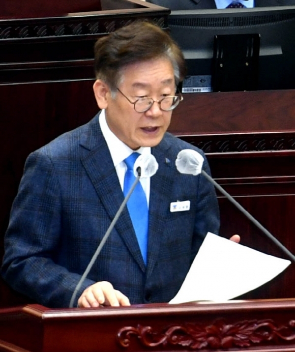 경기도의회 제342회 임시회 제1차 본회의가 열린 23일 이재명 경기도지사가 ‘2020년도 제1회 추가경정예산안’에 대한 제안설명을 하고 있다.전형민기자