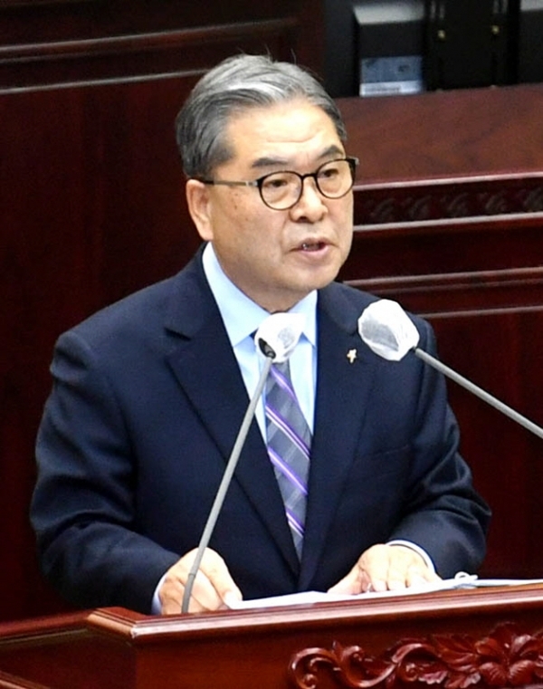경기도의회 제342회 임시회 제1차 본회의가 열린 23일 이재정 경기도교육감이 ‘2020년도 제1회 추가경정예산안’에 대한 제안설명을 하고 있다.전형민기자