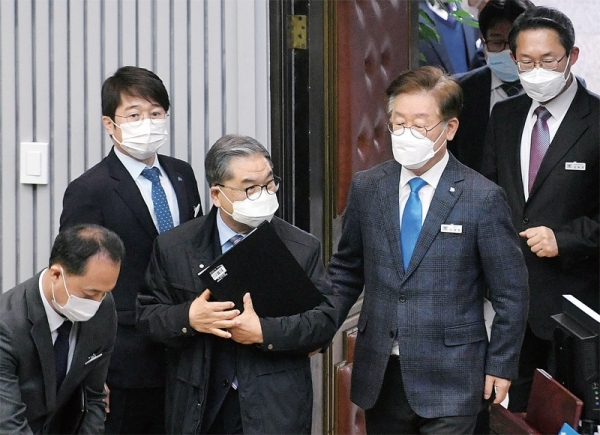 경기도의회 제342회 임시회 제1차 본회의가 열린 23일 이재명 경기도지사와 이재정 경기도교육감이 함께 본회의장에 입장하고 있다. 전형민기자