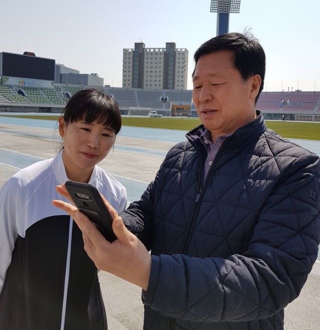 ▲ 국내 여자 마라톤 사상 최초 20년을 한결같이 한 팀서 사제의 정을 이어가고 있는 이홍식 감독(오른쪽)과 최경희 선수 (2)