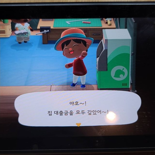 '모여봐요 동물의 숲' 속 서유리가 만든 캐릭터가 집 대출금을 갚고 기뻐하고 있다. 서유리 인스타그램