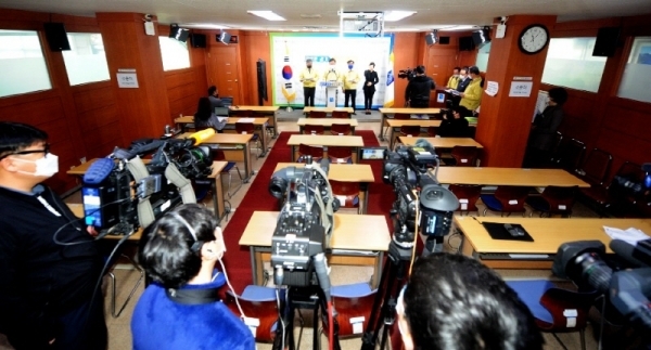 24일 오전 경기도청 브리핑룸에서 이재명 경기도지사가 송한준 경기도의회 의장, 염종현 경기도의회 더불어민주당 대표의원과 함께 경기도형 재난기본소득 지급 계획을 발표하고 있다.(왼쪽부터 송한준 경기도의회 의장, 이재명 경기도지사, 염종현 경기도의회 더불어민주당 대표의원.) 경기사진공동취재단