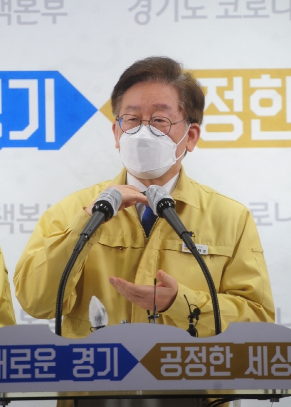 24일 오전 경기도청 브리핑룸에서 이재명 경기도지사가 경기도형 재난기본소득 지급 계획을 발표하고 있다. 경기도는 지역화폐로 다음 달부터 도민 1인당 10만원씩, 4인 가족일 경우 40만원씩을 재난기본소득으로 지급할 예정이다. 경기사진공동취재단