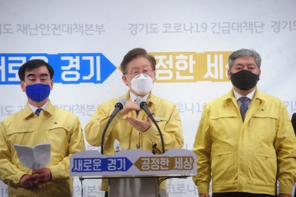 24일 오전 경기도청 브리핑룸에서 이재명 경기도지사가 경기도형 재난기본소득 지급 계획을 발표하고 있다. 경기도는 지역화폐로 다음 달부터 도민 1인당 10만원씩, 4인 가족일 경우 40만원씩을 재난기본소득으로 지급할 예정이다. (왼쪽부터 염종현 경기도의회 더불어민주당 대표의원, 이재명 경기도지사, 송한준 경기도의회 의장.) 경기사진공동취재단