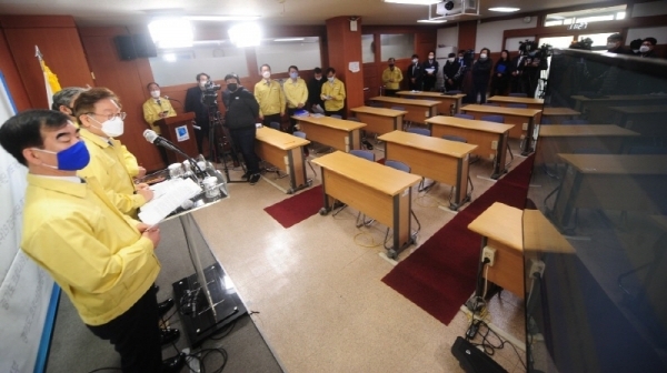 24일 오전 경기도청 브리핑룸에서 이재명 경기도지사가 경기도형 재난기본소득 지급 계획을 발표하고 있다. 경기사진공동취재단