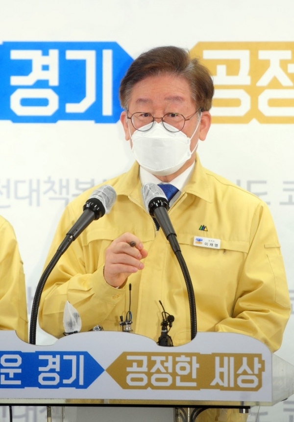 ​▲ 24일 오전 경기도청 브리핑룸에서 이재명 경기도지사가 경기도형 재난기본소득 지급 계획을 발표하고 있다. 경기도는 지역화폐로 다음 달부터 도민 1인당 10만원씩, 4인 가족일 경우 40만원씩을 재난기본소득으로 지급할 예정이다. 경기사진공동취재단