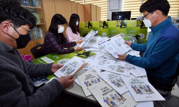 오는 4월15일 실시되는 제21대 국회의원선거를 20여일 앞둔 24일 경기도선거관리위원회 직원들이 ‘공직선거법 개정에 따른 학생 참정권 교육’에 활용할 “만18세 대한민국 유권자 되다!”란 제목의 안내책자와 홍보물을 정리하고 있다.  전형민기자