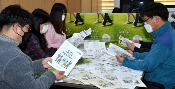 오는 4월15일 실시되는 제21대 국회의원선거를 20여일 앞둔 24일 경기도선거관리위원회 직원들이 ‘공직선거법 개정에 따른 학생 참정권 교육’에 활용할 “만18세 대한민국 유권자 되다!”란 제목의 안내책자와 홍보물을 정리하고 있다.  전형민기자