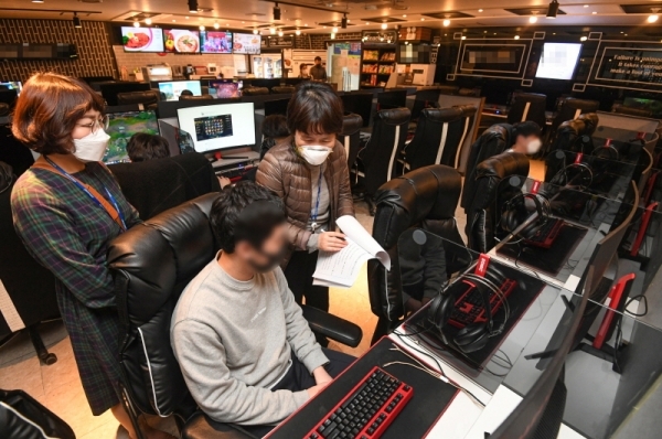24일 오후 수원시 한 PC방에서 경기도 공무원들이 코로나19 확산을 막기 위한 '밀접이용 제한' 행정명령 현장 점검을 하고 있다. 경기도는 지난 18일 행정명령을 내린 후 23일까지 계도 기간을 거쳐 노래연습장 7,642개소, PC방 7,297개소, 콜라텍 등 클럽형태업소 145개소 등 총 1만5,084개소 대상으로 코로나19 감염예방수칙 준수 여부 등을 점검한다.조주현기자