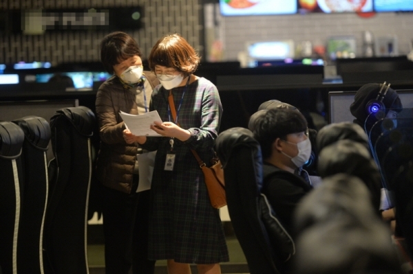 24일 오후 수원시 한 PC방에서 경기도 공무원들이 코로나19 확산을 막기 위한 '밀접이용 제한' 행정명령 현장 점검을 하고 있다. 경기도는 지난 18일 행정명령을 내린 후 23일까지 계도 기간을 거쳐 노래연습장 7,642개소, PC방 7,297개소, 콜라텍 등 클럽형태업소 145개소 등 총 1만5,084개소 대상으로 코로나19 감염예방수칙 준수 여부 등을 점검한다.조주현기자