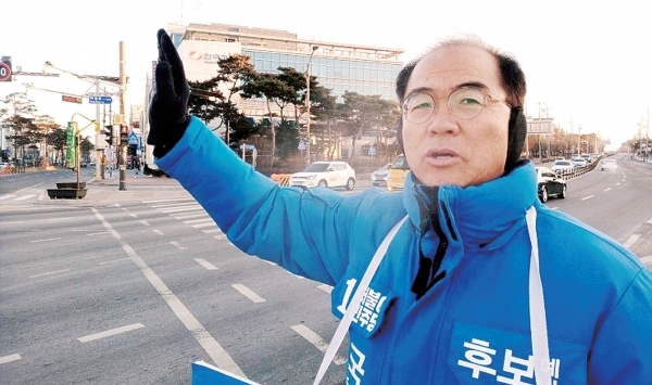 민주당 최재관 예비후보가 양평 용문천년시장에서 시민들에게 인사를 하고 있다.