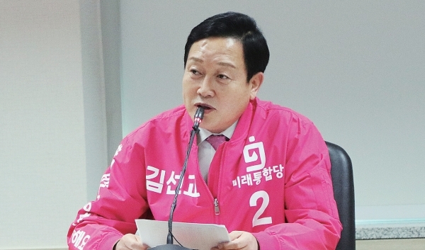 통합당 김선교 예비후보가 기자들의 질문에 답하고 있다.