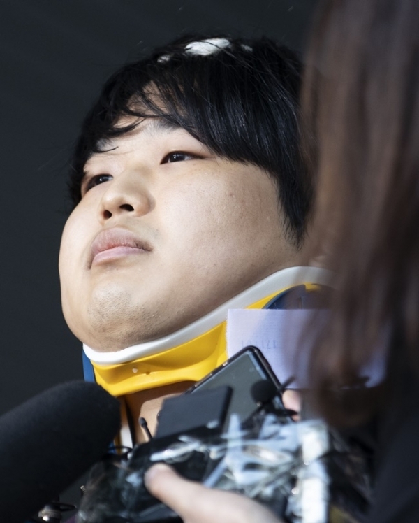 여성을 협박해 성 착취 불법 촬영물을 제작하고 유포한 텔레그램 ''박사방'' 운영자 조주빈이 25일 오전 서울 종로경찰서에서 검찰로 송치되기 전 취재진 질문을 듣고 있다. 연합뉴스