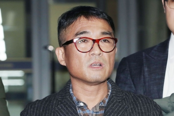 경찰 조사를 마치고 취재진 질문에 답하고 있는 가수 김건모. 연합뉴스