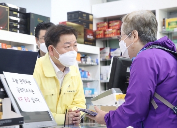 박승원 광명시장이 철산동에 위치한 약국에서 일손을 도와 직접 마스크를 판매하고 있다. 광명시 제공