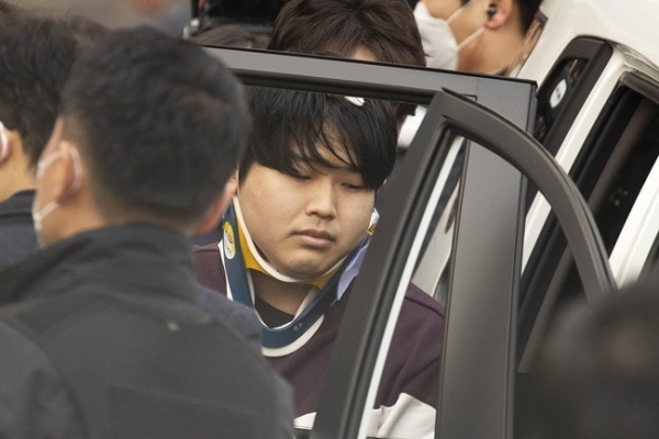 인터넷 메신저 텔레그램에서 미성년자를 포함한 여성들의 성 착취물을 제작·유포한 혐의를 받는 ''박사방'' 운영자 조주빈이 25일 오전 서울 종로경찰서에서 검찰로 송치되고 있다. 연합뉴스