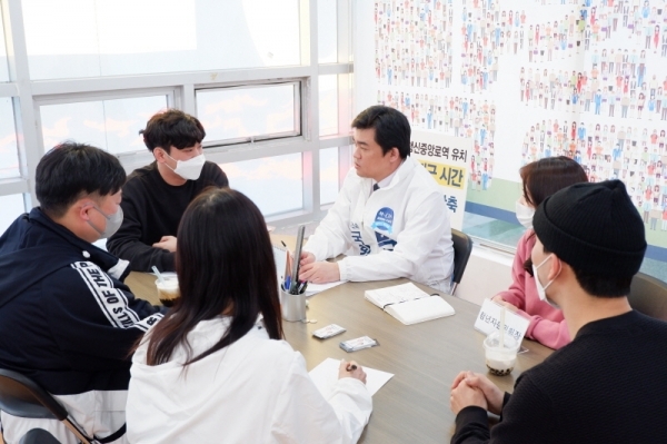 박종원 고양을 무소속 예비후보가 지난 22일 선거사무소에서 청년정책자문단과 정책회의에 나선 모습.사진=박종원캠프