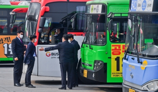 국내 신종 코로나 바이러스 감염증 확산으로 대중교통 종사자들의 위생 및 건강에도 빨간불이 들어온 2일 오후 군포부곡버스공영차고지에서 마스크를 착용한 버스기사들이 대화를 나누고 있다. 윤원규기자