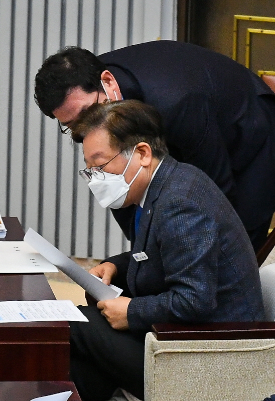 25일 오전 경기도의회 본회의장에서 열린 '제342회 임시회 제2차 본회의'에서 이재명 경기도지사가 도의원들과 인사를 나누고 있다. 윤원규기자