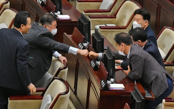 25일 오전 경기도의회 본회의장에서 열린 '제342회 임시회 제2차 본회의'에서 도의회 의원들이 서로 인사를 나누고 있다. 윤원규기자