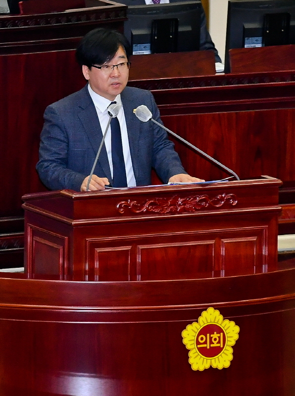 25일 오전 경기도의회 본회의장에서 열린 '제342회 임시회 제2차 본회의'에서 김동철 더불어민주당 도의원이 '경기도 재난기본소득 지급 조례안'의 필요성에 대해 발표하고 있다. 윤원규기자