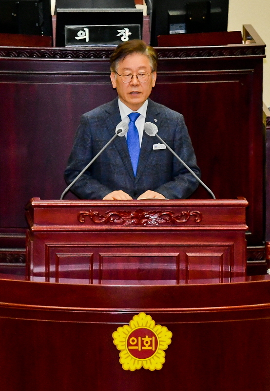 이재명 경기도지사가 25일 오전 경기도의회 본회의장에서 열린 '제342회 임시회 제2차 본회의'에서 2020년도 제1차 추가경정예산안 동의여부 답변 및 인사말을 하고 있다. 윤원규기자