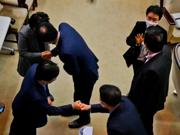 25일 오전 경기도의회 본회의장에서 열린 '제342회 임시회 제2차 본회의'에서 도의회 의원들이 서로 인사를 나누고 있다. 윤원규기자