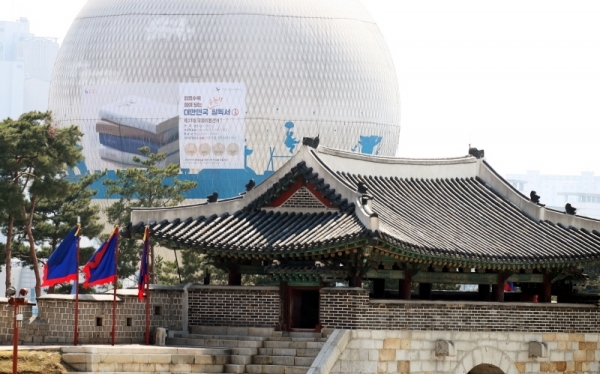 오는 4월15일 실시하는 제21대 국회의원선거를 앞두고 25일 수원시 팔달구 수원화성 창룡문에서 경기도선거관리위원회 관계자들이  헬륨 기구 플라잉수원을 이용해 유권자들의 투표참여를 독려하는 캠페인을 벌이고 있다. 전형민기자