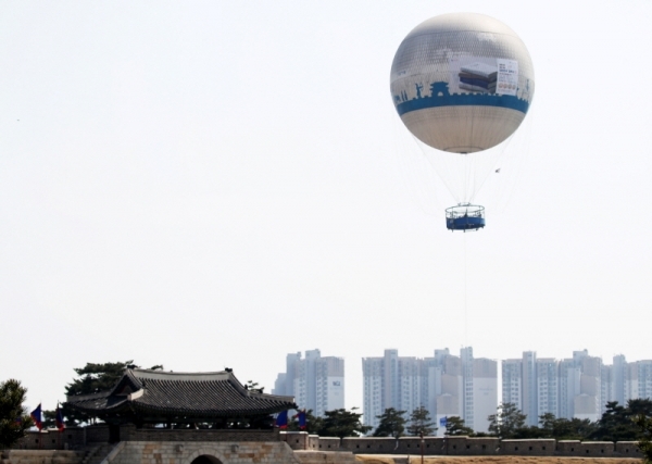 오는 4월15일 실시하는 제21대 국회의원선거를 앞두고 25일 수원시 팔달구 수원화성 창룡문에서 경기도선거관리위원회 관계자들이  헬륨 기구 플라잉수원을 이용해 유권자들의 투표참여를 독려하는 캠페인을 벌이고 있다. 전형민기자