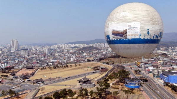 오는 4월15일 실시하는 제21대 국회의원선거를 앞두고 25일 수원시 팔달구 수원화성 창룡문에서 경기도선거관리위원회 관계자들이  헬륨 기구 플라잉수원을 이용해 유권자들의 투표참여를 독려하는 캠페인을 벌이고 있다. 전형민기자