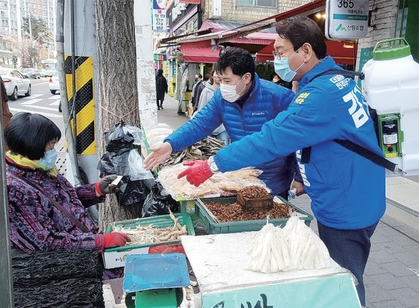 민주당 김교흥 예비후보가 정서진중앙시장에서 방역•소독을 하고 있다.