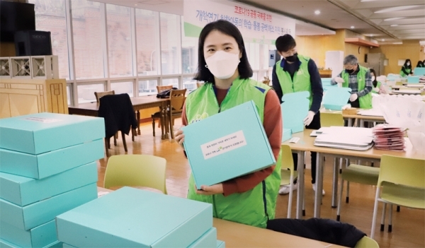 LH 경기지역본부 직원들이 취학아동에게 전달할 후원물품을 포장하고 있다. LH 경기본부 제공