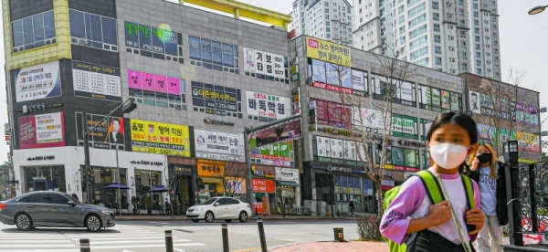 25일 오후 수원시 영통구 광교동 학원가에서 한 학생이 학원으로 향하고 있다. 조주현기자