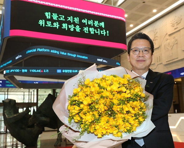 ▲ (사진) 정지원 이사장 화훼농가 돕기 꽃 선물 릴레이 캠페인 동참