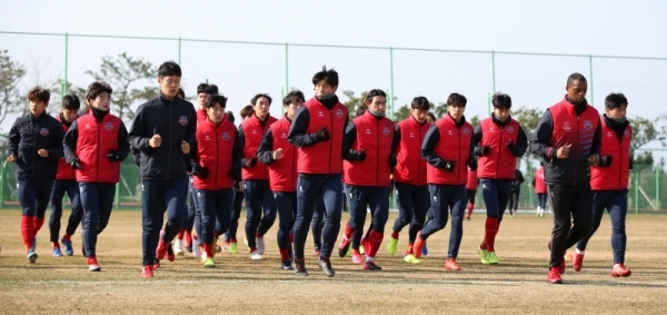 2차 동계훈련지인 제주 서귀포시에서 훈련을 진행하고 있는 수원FC 선수단.한국프로축구연맹 제공