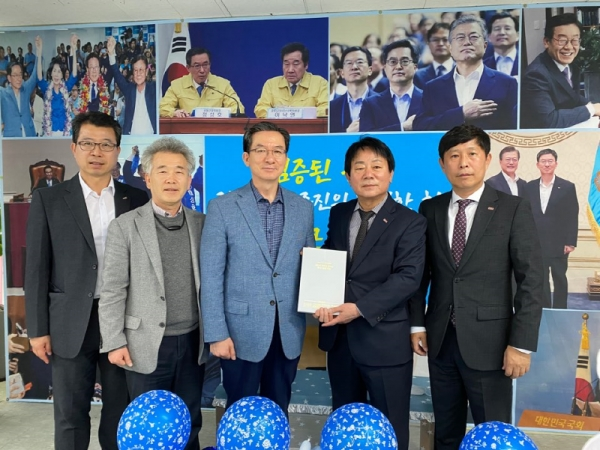 이희건 경기북부중소기업회장을 비롯한 기업관계자가 정성호 더불어민주당 경기북부 선거대책위원장에게 ‘제21대 총선 정책과제’를 전달한 뒤 기념촬영하고 있다. 중소기업중앙회 경기북부지역본부