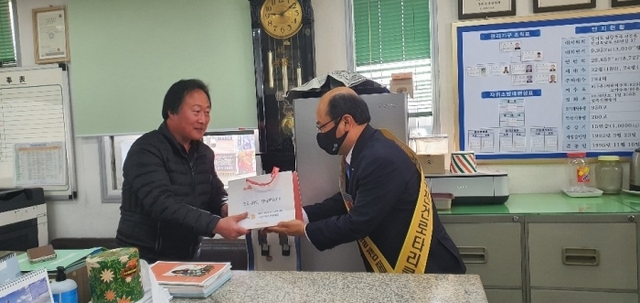 남양주 로타리 클럽 회원들이 아파트 경비원들에게 마스크를 전달하고 있다. 남양주시 제공