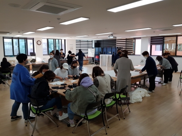 광명시 하안4동 행정복지센터에서 주민들이 면 마스크 제작에 구슬땀을 흘리고 있다. 광명시 제공