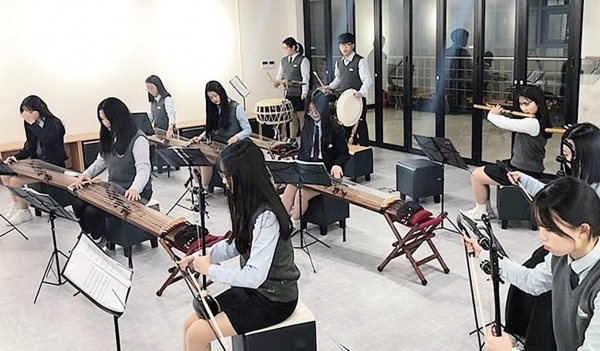 경기도교육청이 운영하는 ‘예술공감터’에서 연주를 하고 있는 학생들.